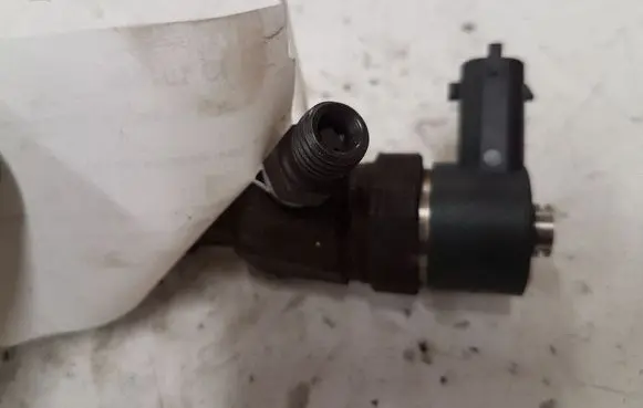 Opel Insignia A Fuel injector 55577668 0445110423 015