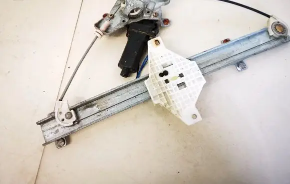 Toyota Corolla Verso E121 Front door window regulator with motor 