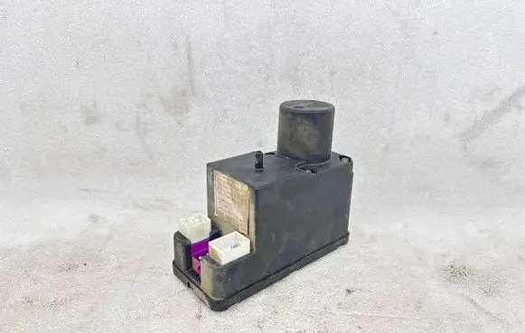 Audi A4 S4 B5 8D Central locking vacuum pump 4A0862257J