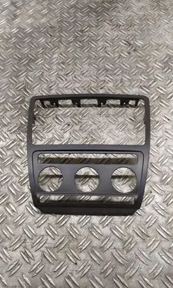 Skoda Octavia Mk2 (1Z) Radio/GPS head unit trim 1Z0858069A
