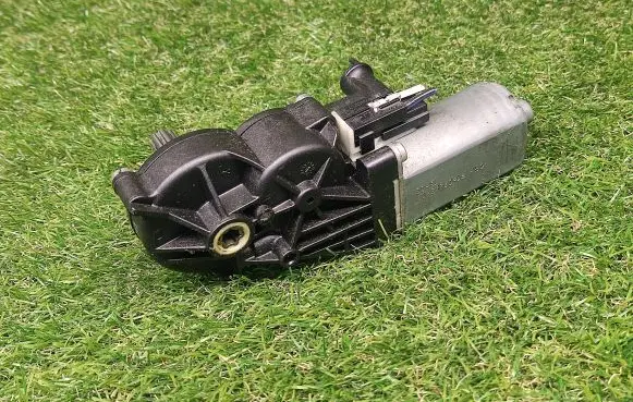 Mercedes-Benz E W212 Seat adjustment motor 0390203326