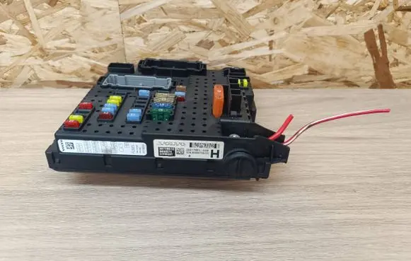 Volvo XC90 Fuse module 30728512 28017881 06W074