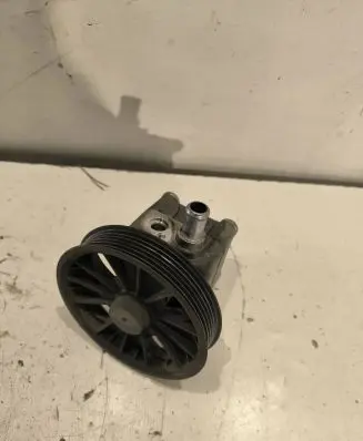 Volvo V70 Power steering pump 30741790