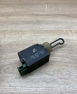 Audi A6 S6 C5 4B Fuel tank cap lock motor 4B5962115A 406204241