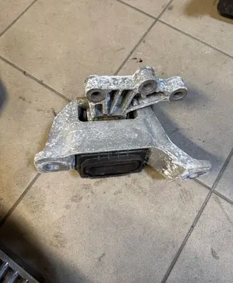 Ford Focus Engine mounting bracket JX616F012DD 586754
