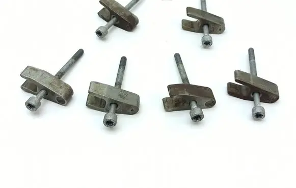 Chrysler 300 - 300C Fuel Injector clamp holder 