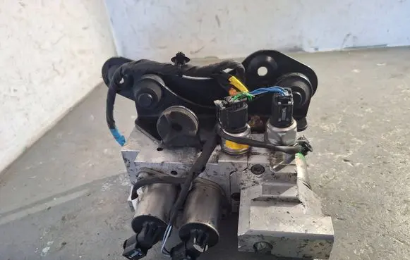 Mercedes-Benz GLS X166 Active stabilizer control/valve assembly A1663201158