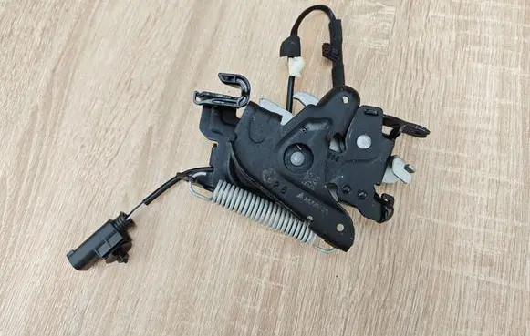 BMW 5 G30 G31 G38 Engine bonnet/hood lock/catch 7347404