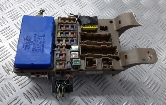 Toyota Corolla E120 E130 Fuse box cover 82641-02040