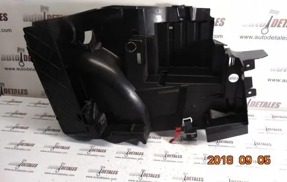 Mercedes-Benz A W169 Other trunk/boot trim element A1698900161