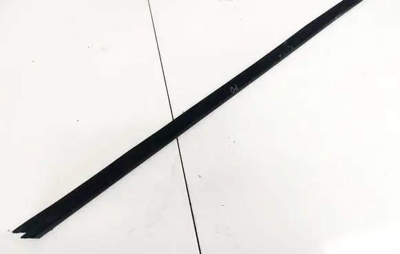 Seat Leon (5F) Front door glass trim molding 