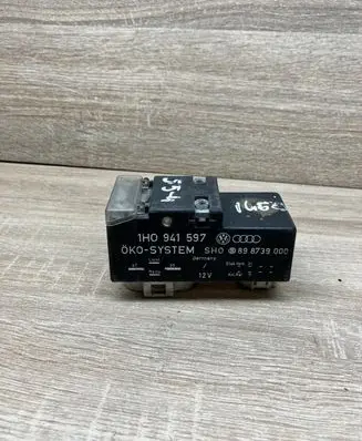 Volkswagen Golf III Coolant fan relay 1H0941597 898739000