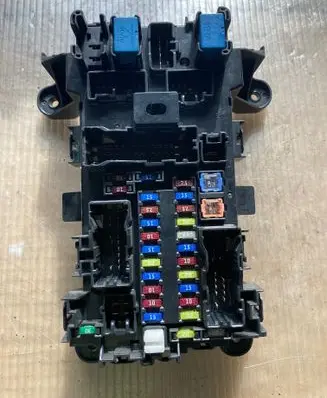 Suzuki Grand Vitara II Fuse module 04205H29 9421