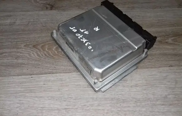 Volvo XC70 Engine control unit/module 02810111078 30637733A
