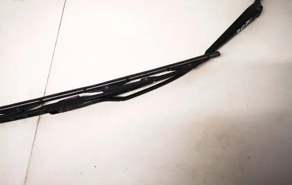 Volkswagen PASSAT B5 Front wiper blade arm 3b1955409