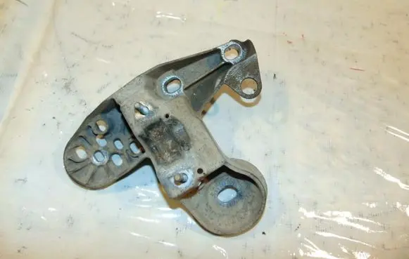 Volkswagen PASSAT B5 Engine mounting bracket 4B0199351B