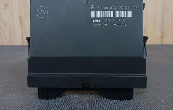Mercedes-Benz CLK A209 C209 Central body control module 2098200326 A2098200326