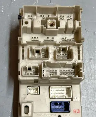 Toyota RAV 4 (XA20) Fuse box set 8273342060 3G160747