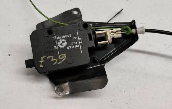 BMW 5 E39 Fuel tank cap lock motor 8352168 40620433 67118352168
