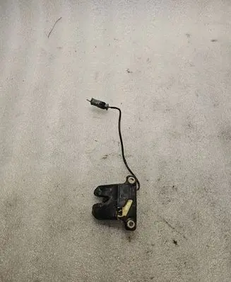 Audi A8 S8 D2 4D Tailgate/trunk/boot lock/catch/latch 827505