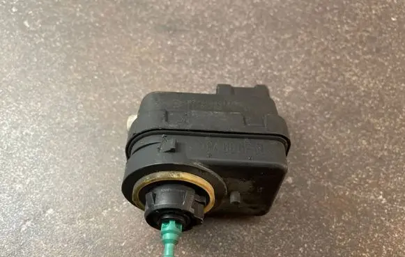 Renault Scenic I Headlight level adjustment motor R7700840141