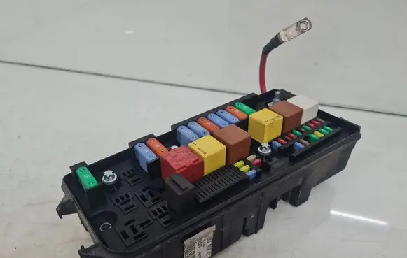 Opel Signum Fuse module 13205799 24438887 90226846