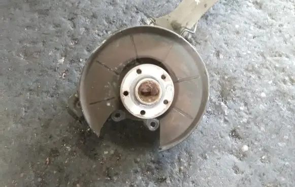 Rear wheel hub spindle/knuckle