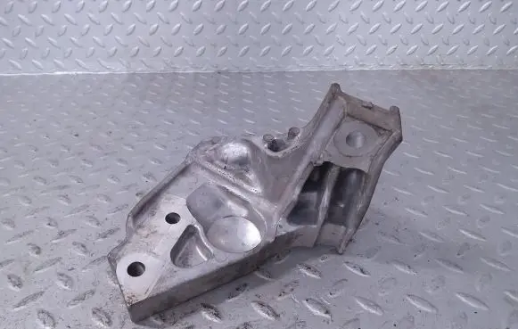 Engine mounting bracket