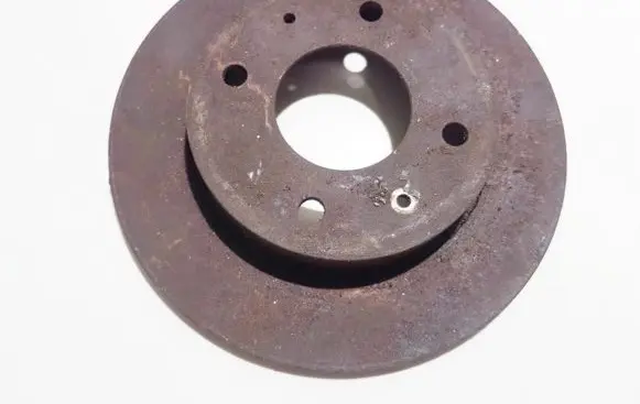 Mitsubishi Colt Rear brake disc neventiliuojamas