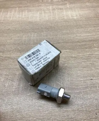 Volkswagen Transporter - Caravelle T4 Oil pressure sensor 059919081E 059919081