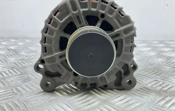 Volkswagen Golf Plus Generator/alternator 03L903023A