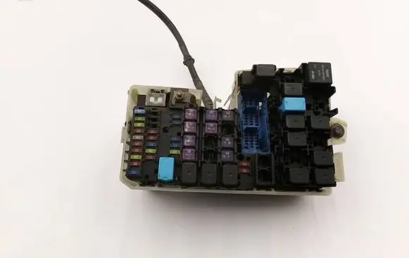 Mazda 5 Relay mounting block 