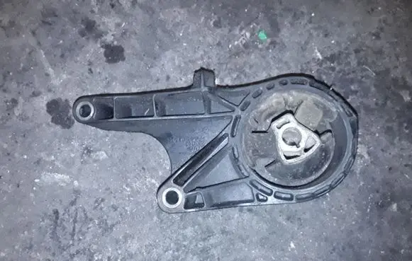 Opel Insignia A Engine mount bracket 230010