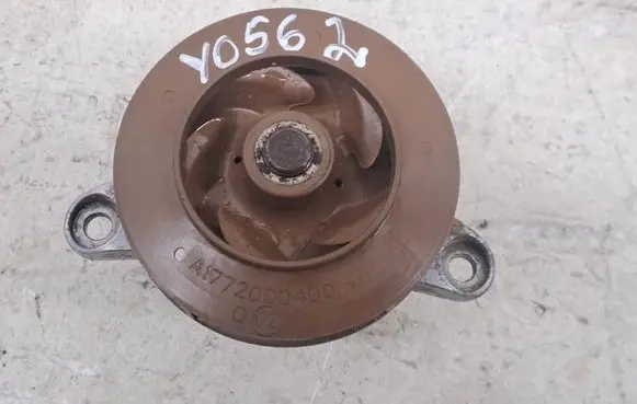 Mercedes-Benz C W205 Water pump A1772000400
