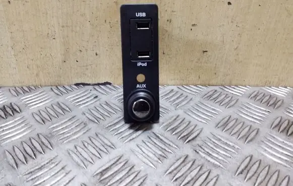 Jaguar XF X250 USB socket connector AW9319C166AA A2C5336865900