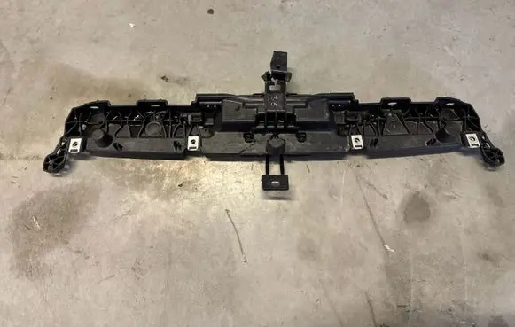 Front bumper mounting bracket