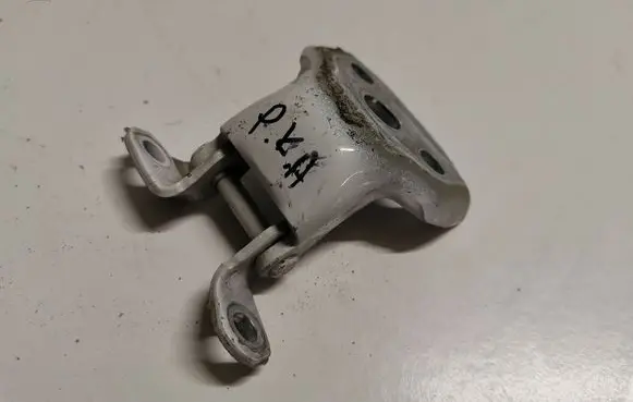 Subaru Outback (BS) Front door lower hinge 