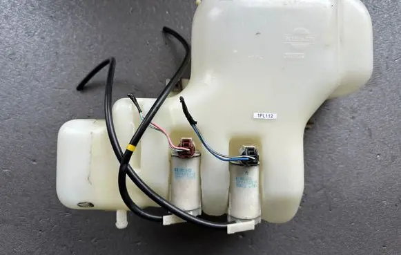 Nissan Patrol Y61 Lamp washer fluid tank 28911VC800