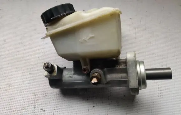 Volvo S70 V70 V70 XC Master brake cylinder 8646007