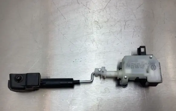 Volkswagen Touran II Fuel tank cap lock 1T0810773A 1K5959782