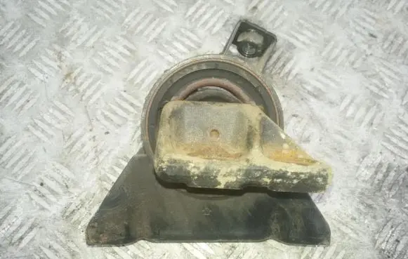 Mazda 626 Engine mount bracket