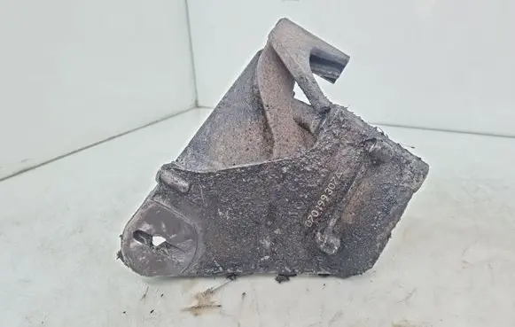Volkswagen Touareg I Engine mounting bracket 070199307A