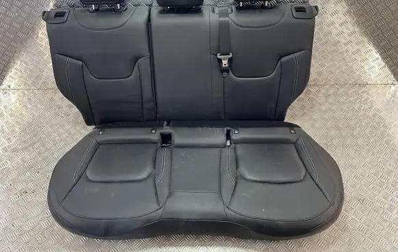 Jeep Renegade Second row seats DG18595