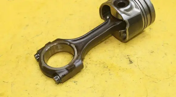 Toyota Avensis T270 Piston with connecting rod
