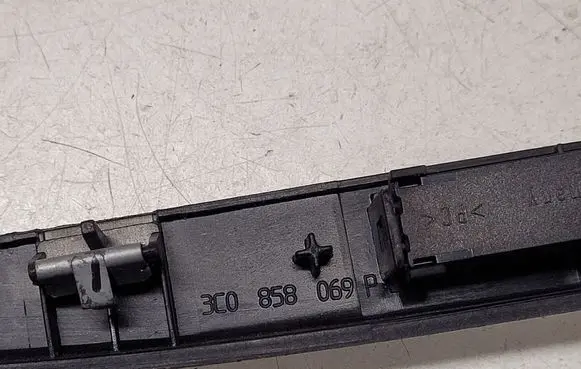 Volkswagen PASSAT B6 Radio/GPS head unit trim 3C0858069P