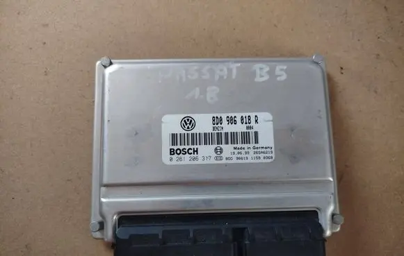 Volkswagen PASSAT B5 Engine control unit/module 8D0906018R 0261206317