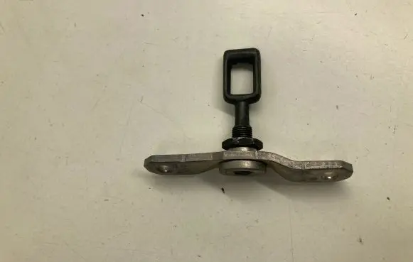 Volkswagen Touareg I Rear glass lock/latch 
