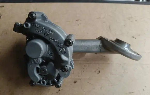 Audi A8 S8 D4 4H Oil pump 06e115105ad