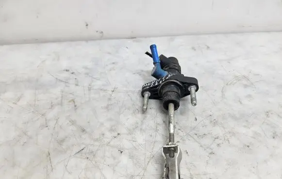 Toyota Avensis T250 Clutch slave cylinder 