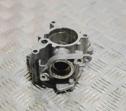 Volkswagen Golf VII Vacuum pump 06J145100C